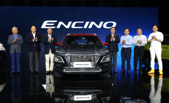 베이징현대의 소형 스포츠유틸리티차(SUV) 엔씨노 출시 행사에 참가한 정의선 현대차그룹 수석부회장(왼쪽 세 번째)과 베이징현대 관계자들이 엔씨노를 가운데 두고 기념촬영하고 있다. <현대자동차 제공>